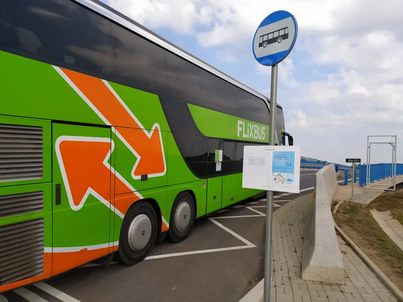 Autobús Flixbus verde circulando por una autopista europea